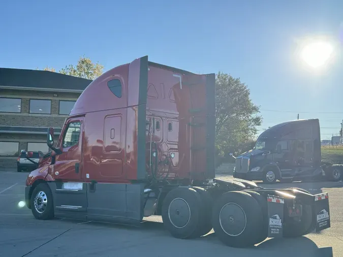 2021 FREIGHTLINER Cascadia 126