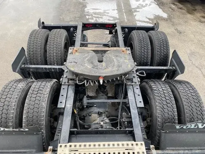 2023 Volvo VNR64T400