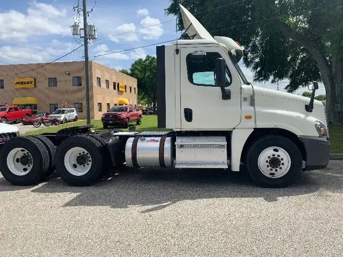 2017 Freightliner X12564ST