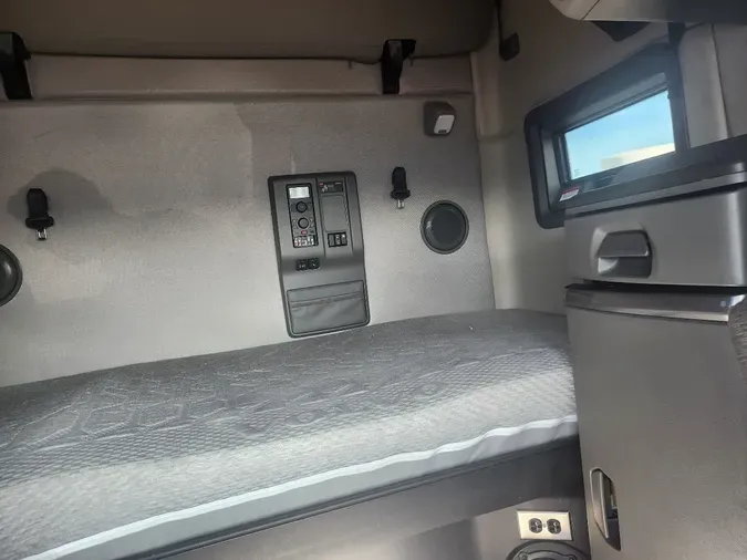 2024 VOLVO VNL64T760