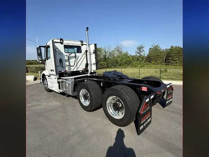 2023 VOLVO VNR64T300