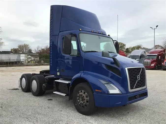 2020 VOLVO VNR300