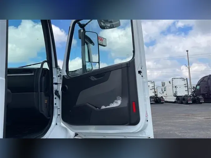 2020 VOLVO VNR64T300
