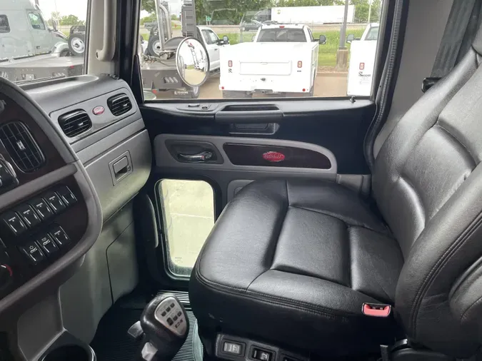 2022 Peterbilt 389