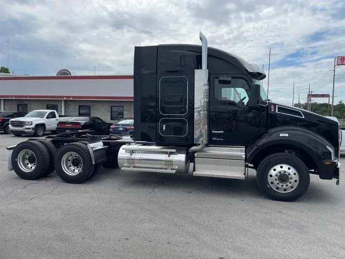 2025 Kenworth T880