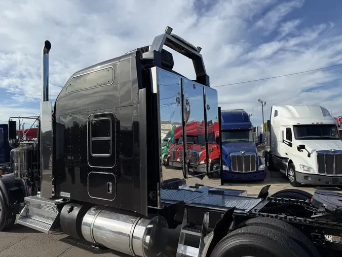 2023 Kenworth W900
