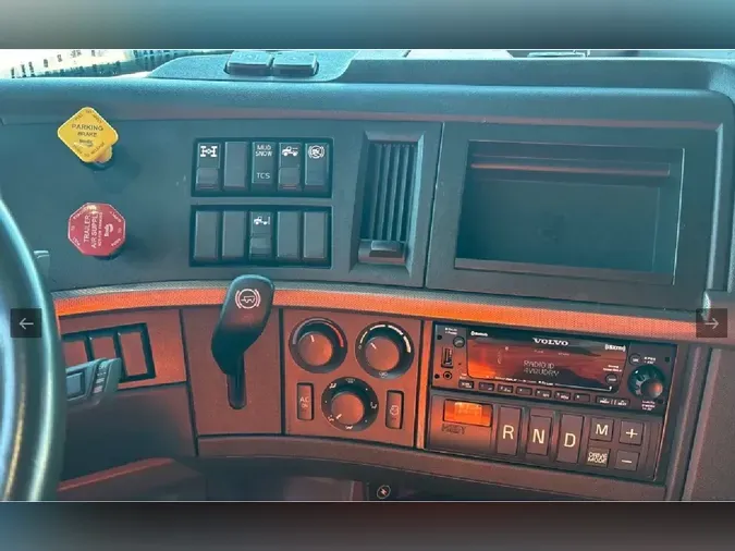 2023 VOLVO VNL64T8609809f916d384ecf6b2a8156f95c73997