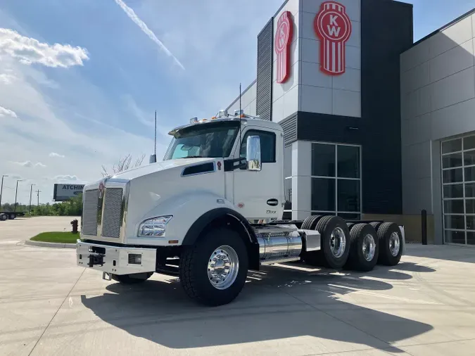 2025 Kenworth T880