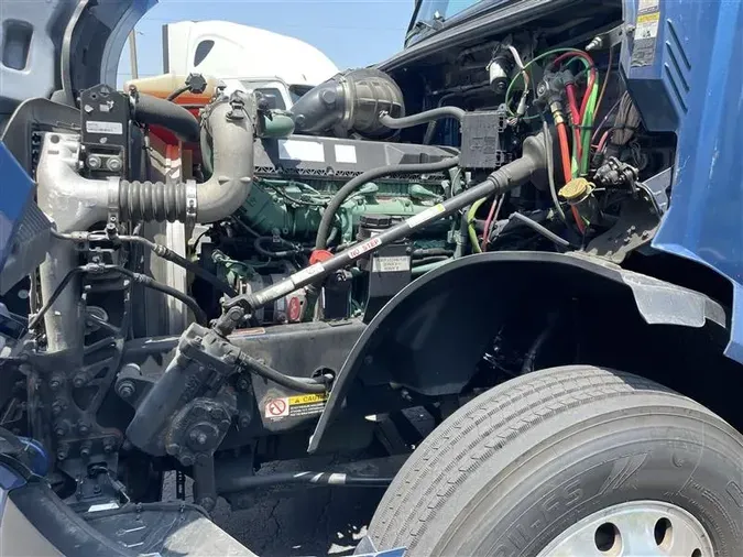 2021 VOLVO VNL760