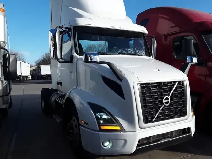 2019 VOLVO VNR42T 300