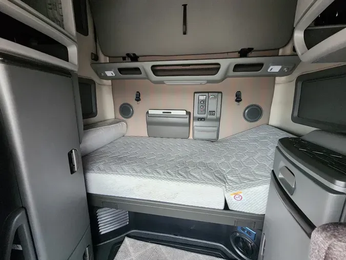 2022 VOLVO VNL64T760