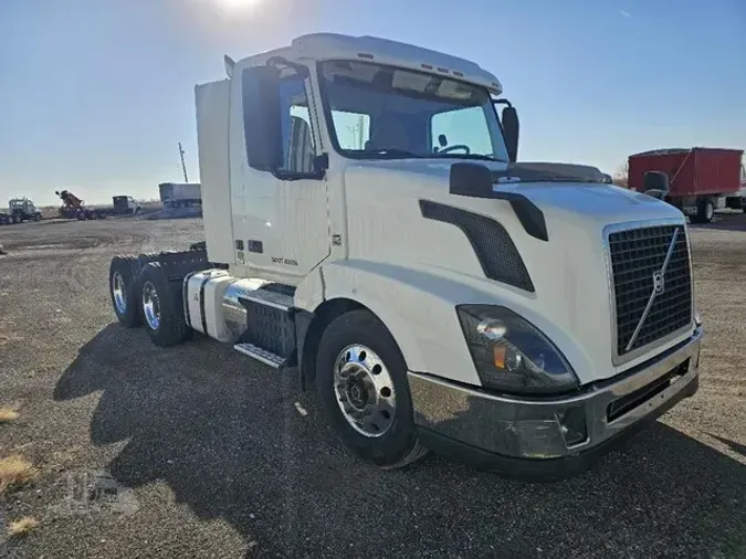 2017 VOLVO VNL64T300