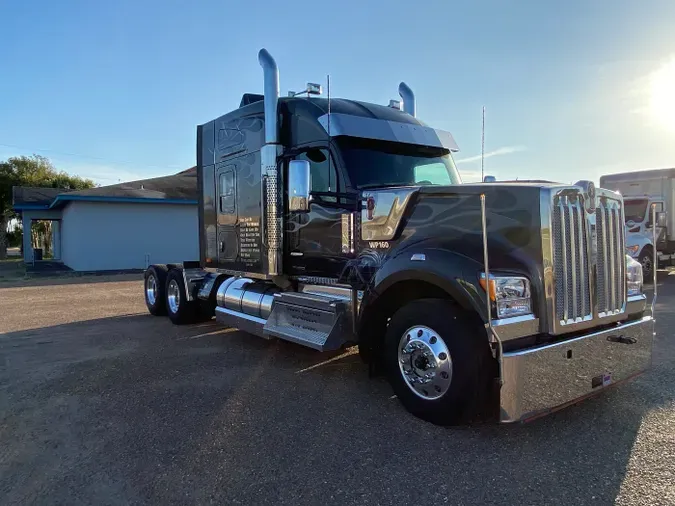 2024 Kenworth W990