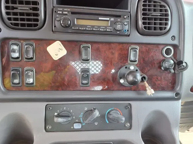 2014 FREIGHTLINER M2 106