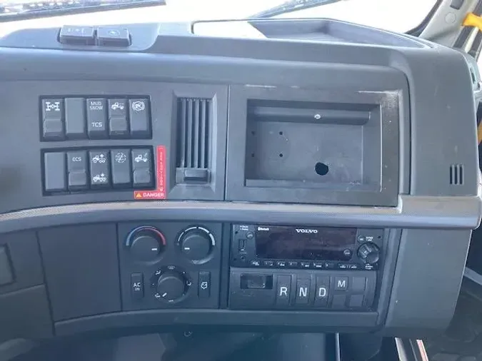 2023 Volvo VNR64T400