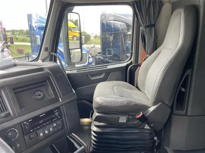 2022 VOLVO VNL760