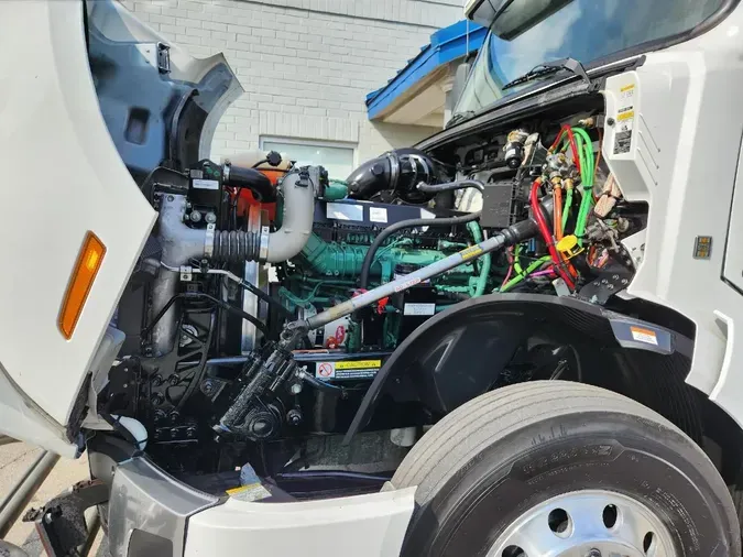 2022 VOLVO VNL64T740