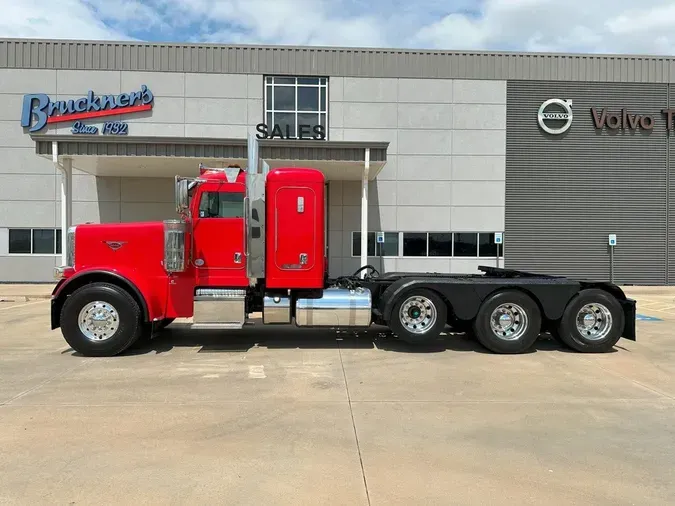 2017 PETERBILT 389