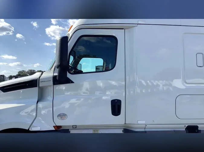 2020 Freightliner Cascadia 126