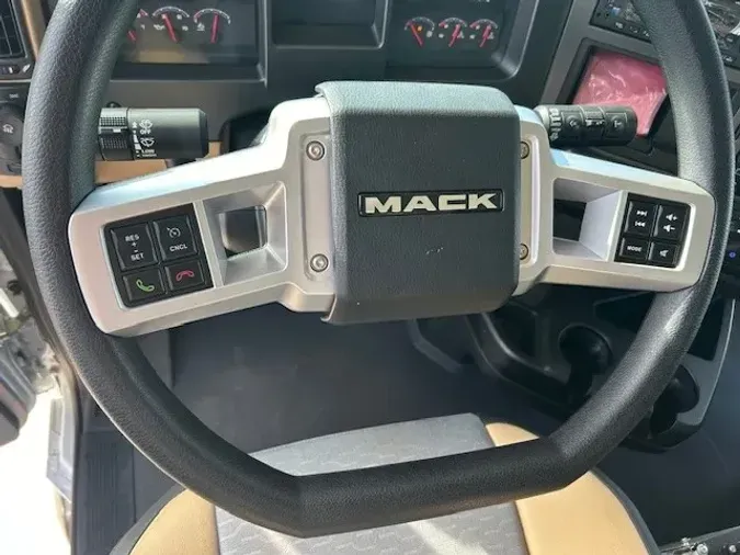 2025 MACK PI64