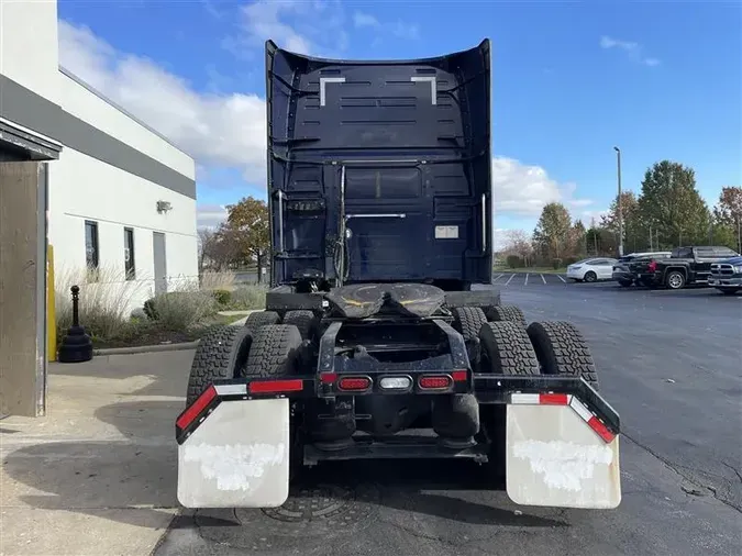 2021 VOLVO VNL760