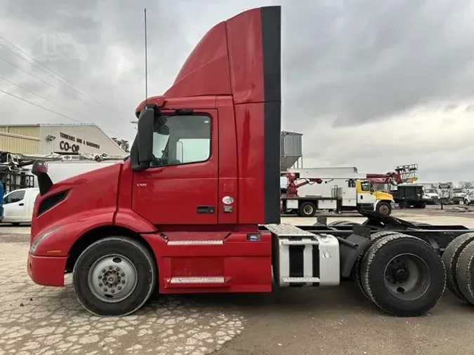 2020 VOLVO VNR64T300