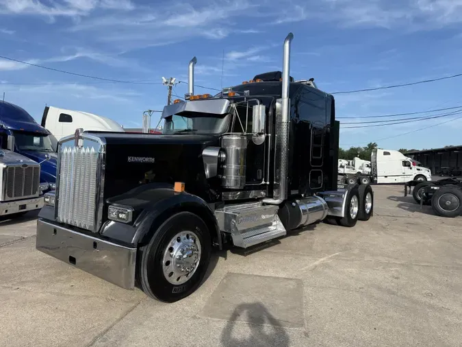 2023 Kenworth W900