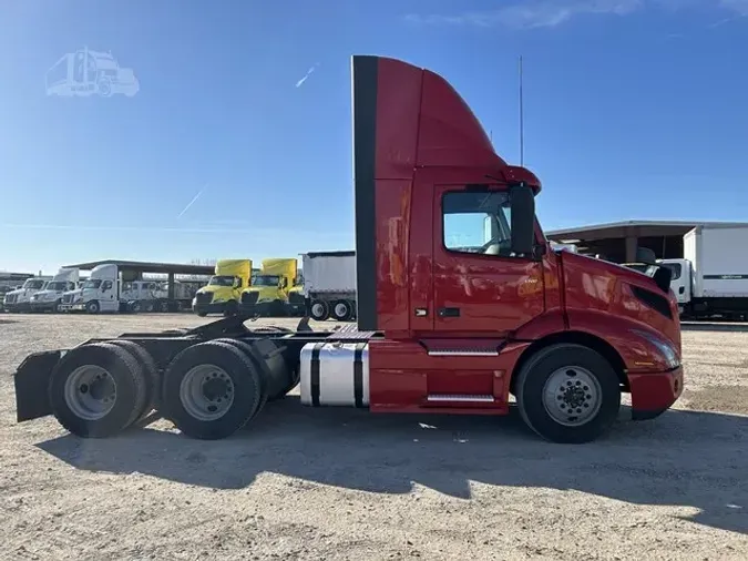 2020 VOLVO VNR64T300