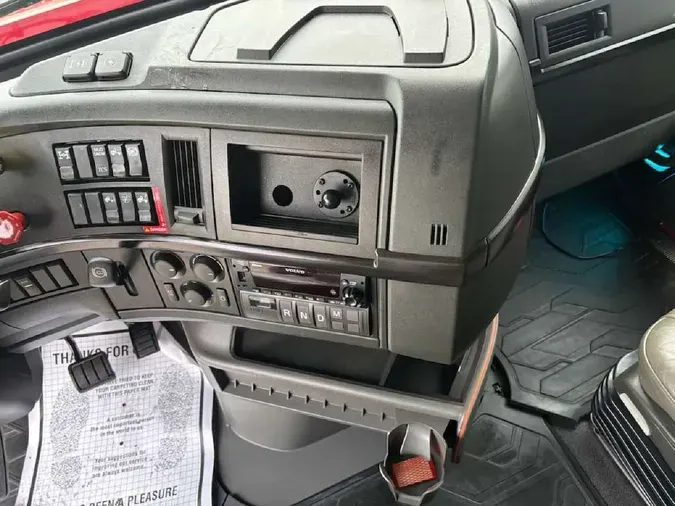 2023 VOLVO VNL64T860