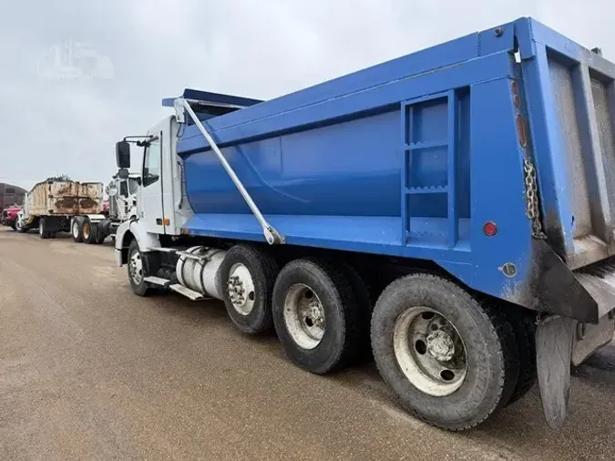 2007 VOLVO VNM64T200
