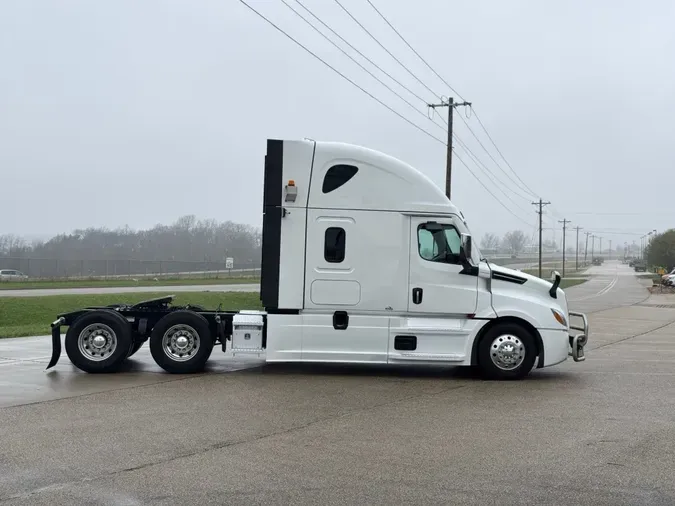 2022 FREIGHTLINER Cascadia 126