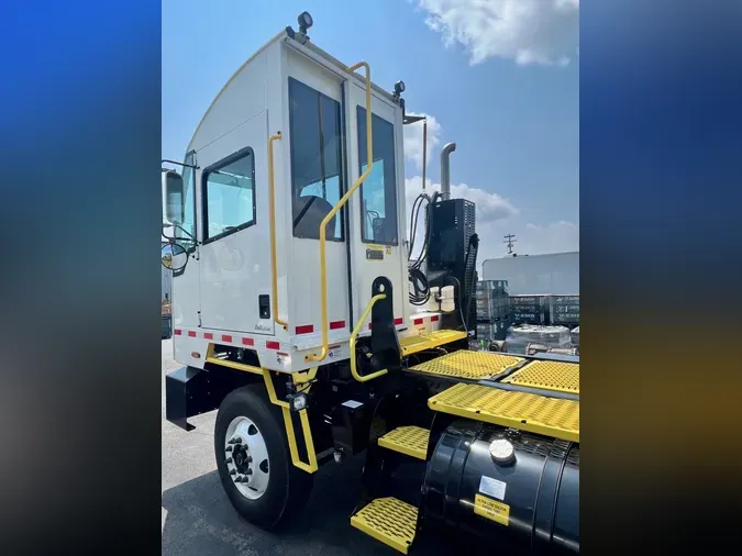 2023 Autocar ACTT42