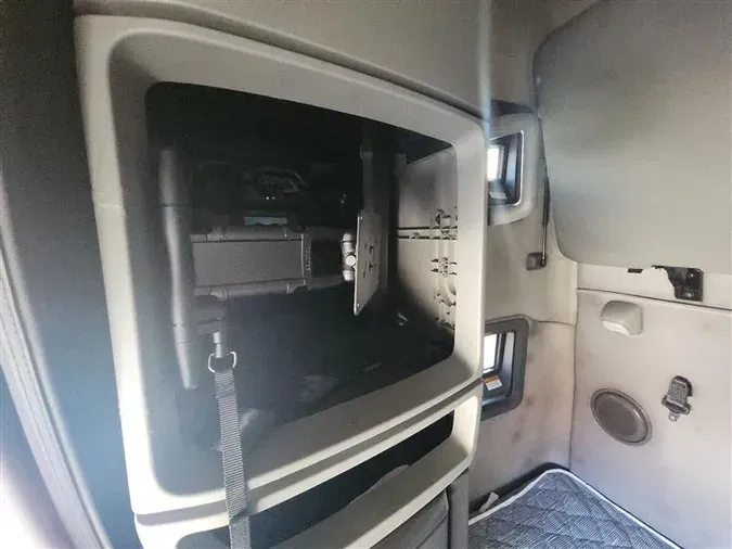 2021 VOLVO VNL760