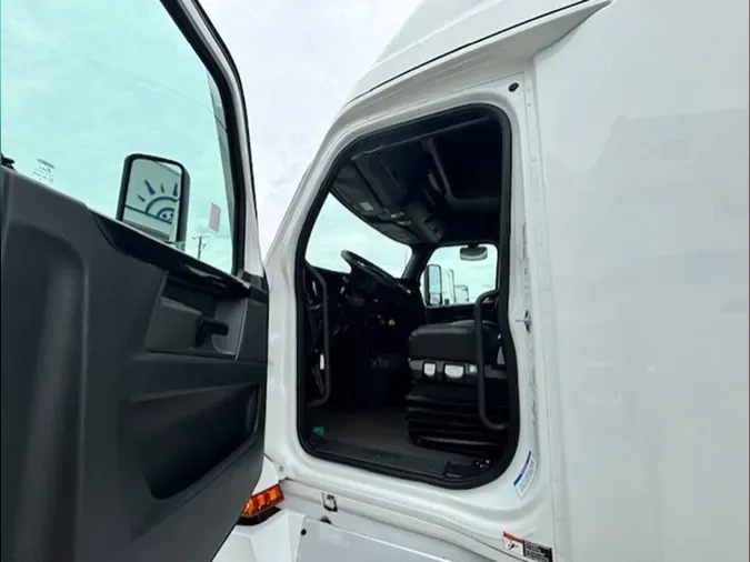 2023 Freightliner Cascadia 126