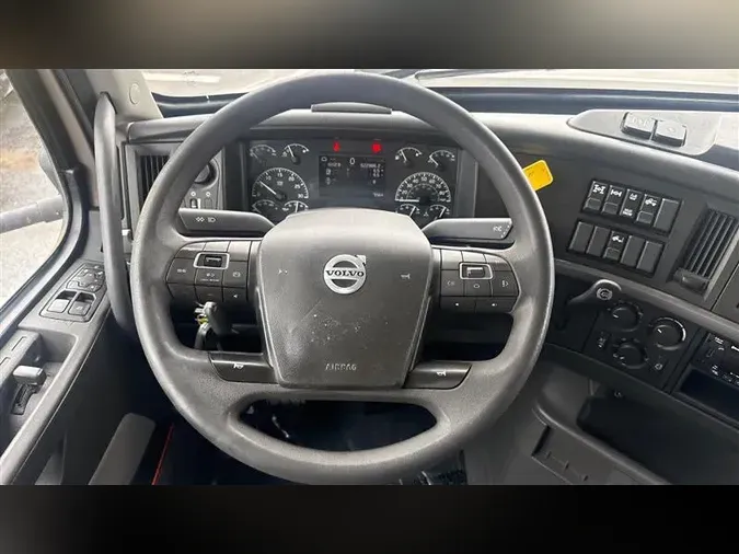 2022 VOLVO VNL860