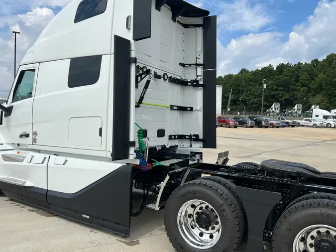 2025 VOLVO VNL64T860