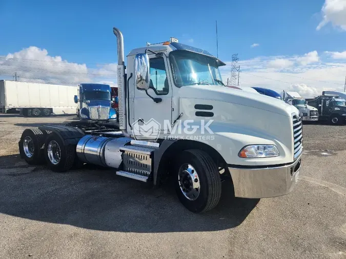 2015 MACK CXU613