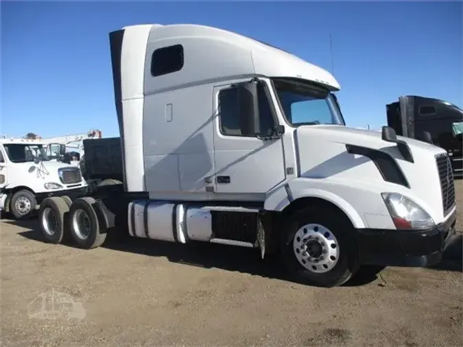 2015 VOLVO VNL64T670