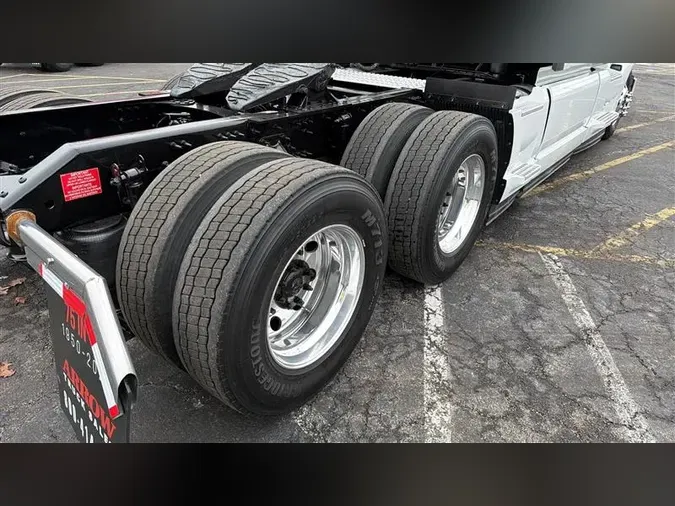 2022 VOLVO VNL64T860