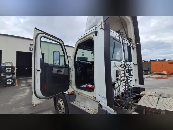 2020 Freightliner Cascadia 126