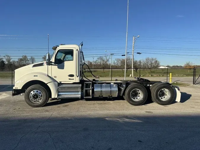 2025 Kenworth T880