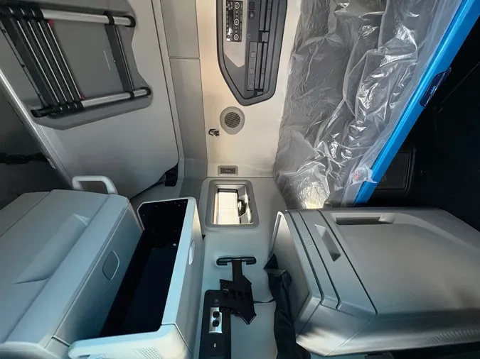 2027 VOLVO TRUCK VNL64TV04