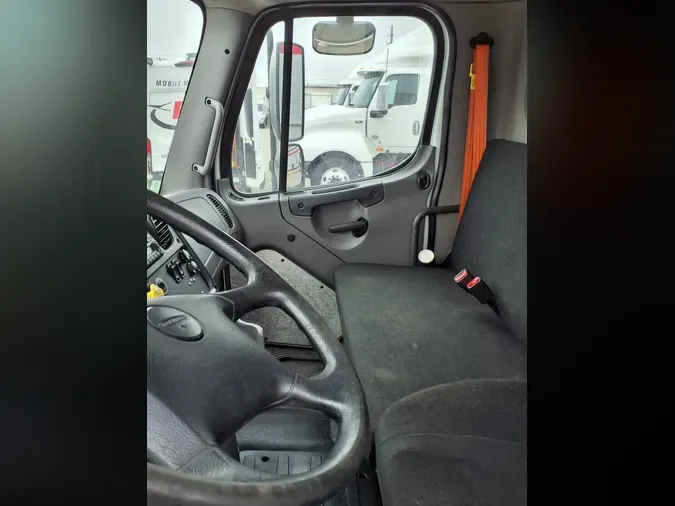 2017 FREIGHTLINER M2 106