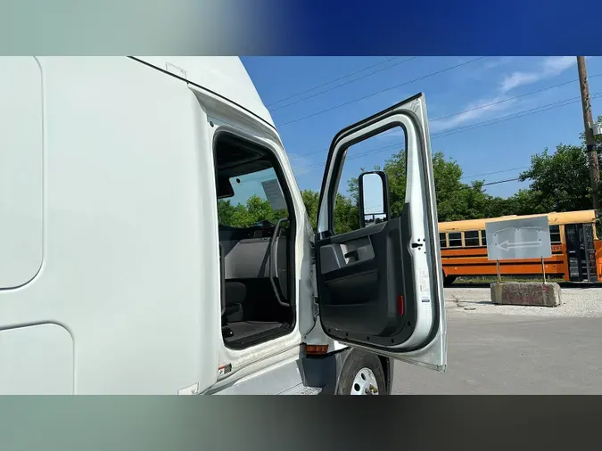2021 Freightliner Cascadia 126