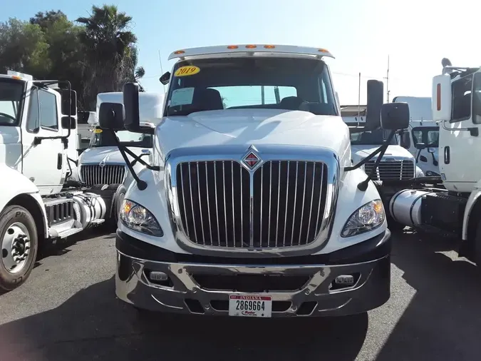 2019 NAVISTAR INTERNATIONAL RH613 DAYCAB S/A