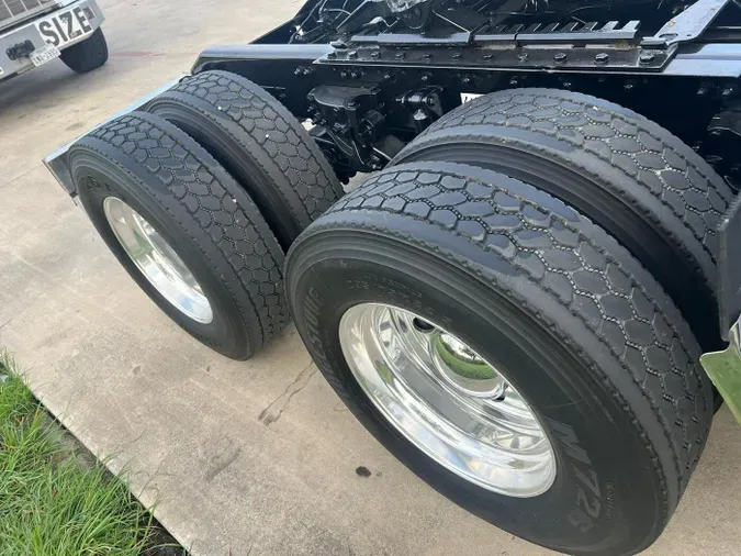 2023 Kenworth W990