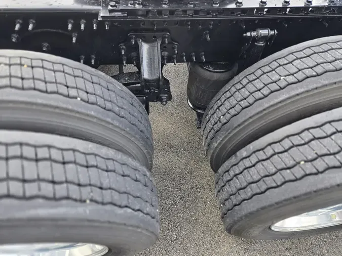 2025 VOLVO VNL64T860