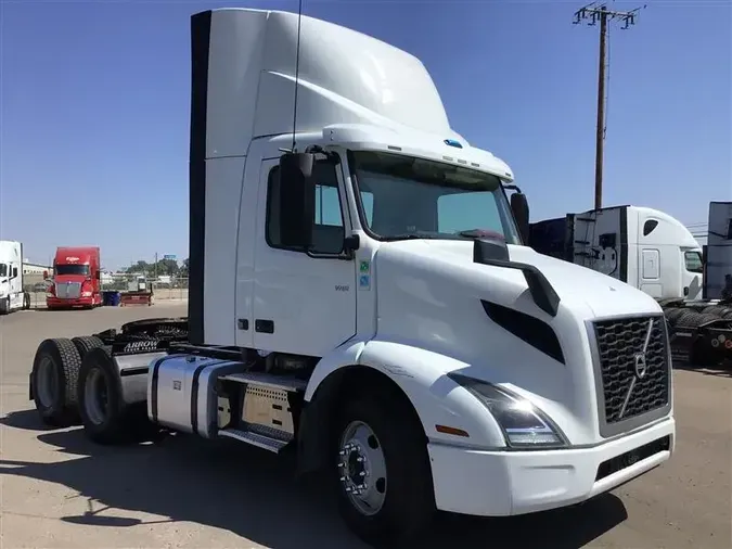 2020 VOLVO VNR300