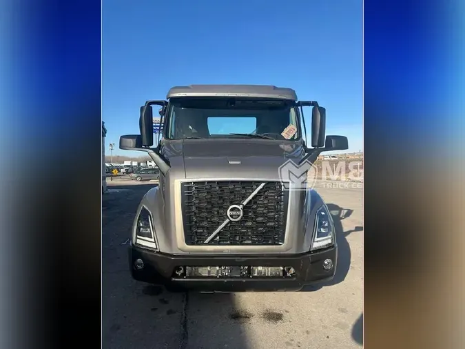 2022 VOLVO VNR64T300