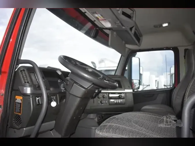 2019 VOLVO VNR64T300